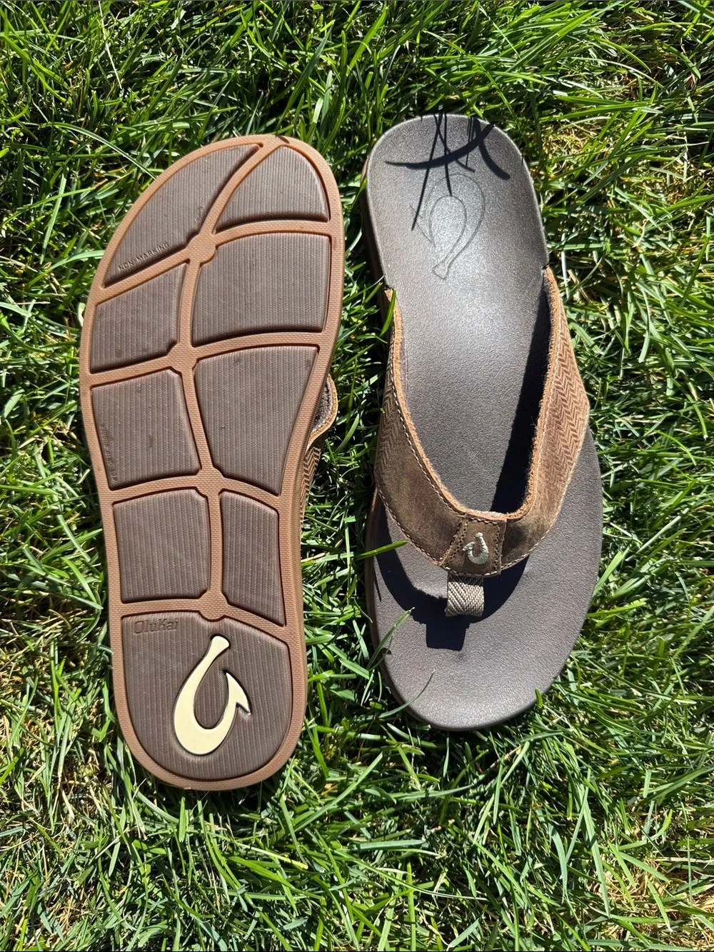 OluKai Men’s Brown Leather Thong Sandals
